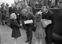 167864 Afbeelding van twee kinderen die cadeaus aanbieden aan president-directeur dr. ir. F.Q. den Hollander van de ...